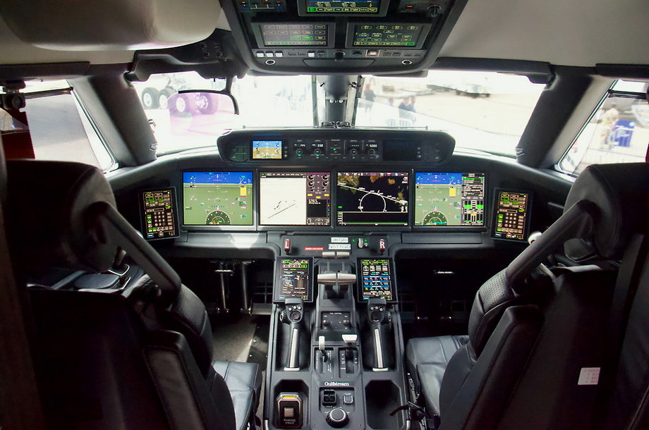 Gulfstream G500 wyposażony jest w tzw. glass cockpit, gdzie większość przyrządów i parametrów prezentowanych jest na ciekłokrystaliczych wyświetlaczach przed pilotami. 