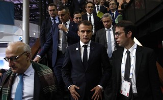 Protesty we Francji. Żółte Kamizelki blokują Macrona