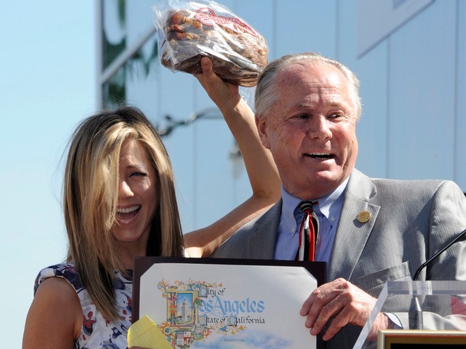 Jennifer Aniston prezentuje domowej roboty chleb