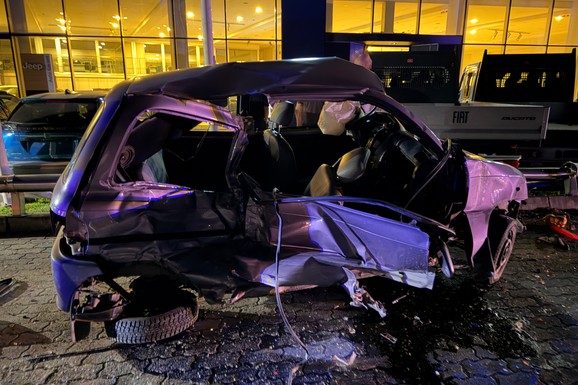POVREĐEN DEČAK (12), AUTOMOBILI UNIŠTENI DO NEPREPOZNATLJIVOSTI! Detalji stravične nesreće na Ibarskoj: Uleteo u suprotnu traku i izazvao udes (FOTO)
