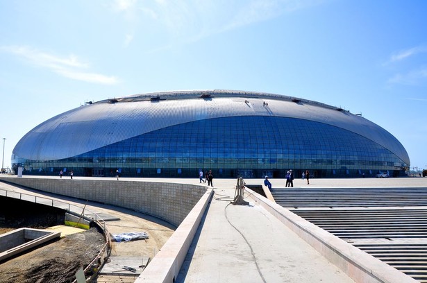 W Soczi odbędą się najbardziej kosztowne Igrzyska Olimpijskie w historii. Początkowo miały kosztować 12 mld dol., teraz jednak szacuje się, że wydatki przekroczyły 50 mld dolarów (Igrzyska w Pekinie kosztowały ok. 40 mld). Wszyscy członkowie Olimpstroju - państwowej agencji prowadzącej inwestycje związane z Igrzyskami w Soczi – traktują je jak dojną krowę. Wielu z nich ma osobiste powiązania z prezydentem Putinem. Trwa kilka procesów sądowych w sprawie niegospodarności, ale wymiarowi sprawiedliwości najwyraźniej się nie spieszy. Przedstawiamy ranking 11 najdroższych obiektów wybudowanych na Igrzyska w Soczi. (na zdjęciu: Park olimpijski w Soczi, budowa stadionu hokejowego)