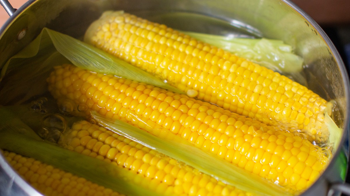 Boiled,Corn,On,The,Cob,,Saucepan,With,Boiling,Water,,Close-up.