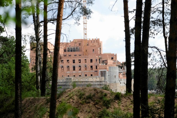 Kowalczyk zaznaczył, że wie "po pierwszym rozpoznaniu dokumentacji", że budowa w Puszczy Noteckiej została potraktowana jako inwestycja mieszkaniowa, "czyli jako budynek mieszkalny, więc on zupełnie podlega innym rygorom".