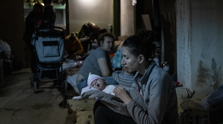 Kétségbeesett édesanya ijedt gyermekével: a kijevi óvóhelyek azonnal megtelnek, ha megszólalnak a légvédelmi szirénák/Fotó: Getty Images