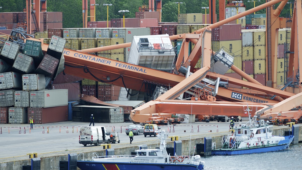 O godz. 8.45 doszło do kolizji promu z jedną z suwnic nabrzeżnych, a ta zawaliła się na terminal. Do wypadku doszło w porcie kontenerowym w Gdyni. Trzy osoby zostały ranne i przewiezione do szpitala. Są to pracownicy terminala, którzy w chwili wypadku znajdowali się w okolicy suwnicy - informuje TVN24.