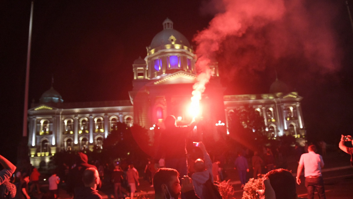 W Serbii wraca godzina policyjna. Protesty na ulicach Belgradu