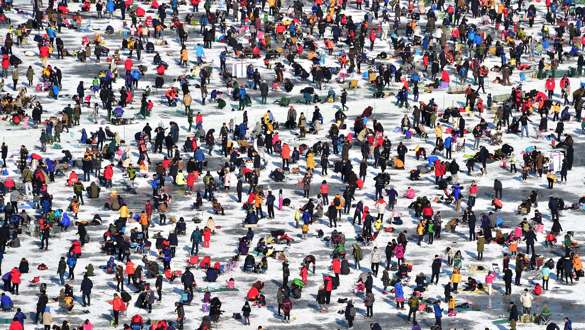 TOPSHOTS-SKOREA-FESTIVAL-ICE-FISHING