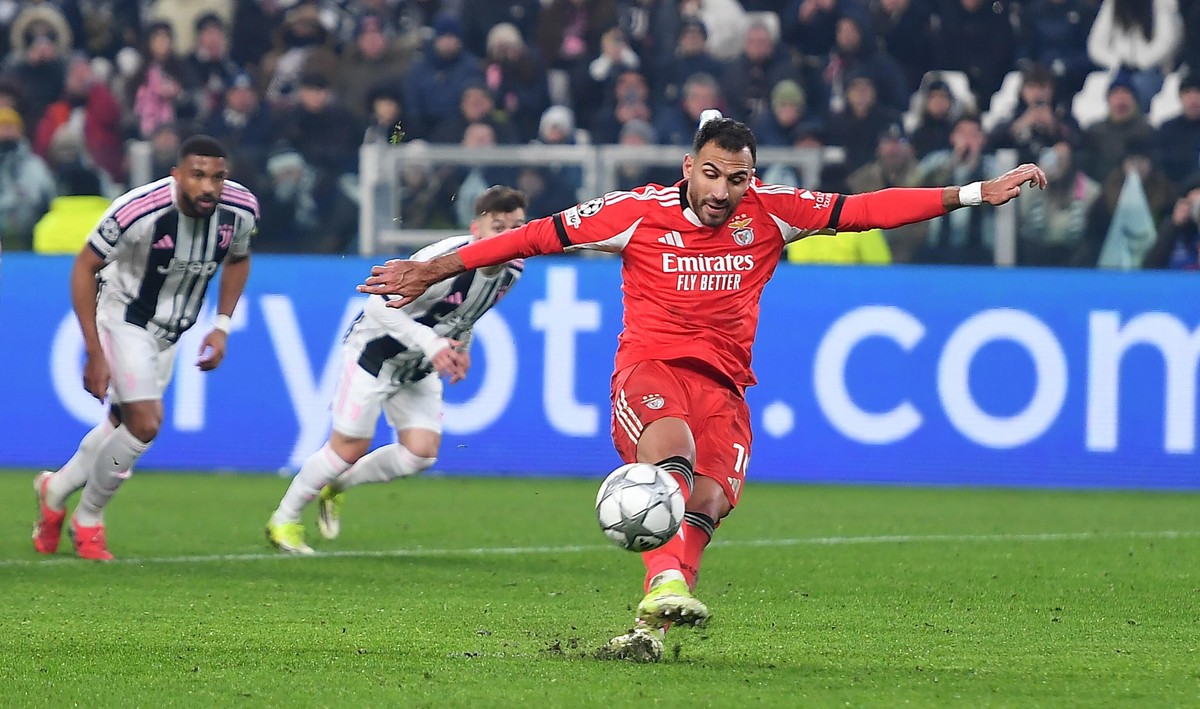 Oto jeden z najgorzej wykonanych rzutów karnych w historii piłki nożnej. Internet śmieje się z Vangelisa Pavlidisa