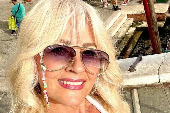 "CARSTVO IMUNITETA" Slavica Rokvić u čizmama usred šume, bere travke, pa se snimila u kaputu: "Malo treba za uživanje"