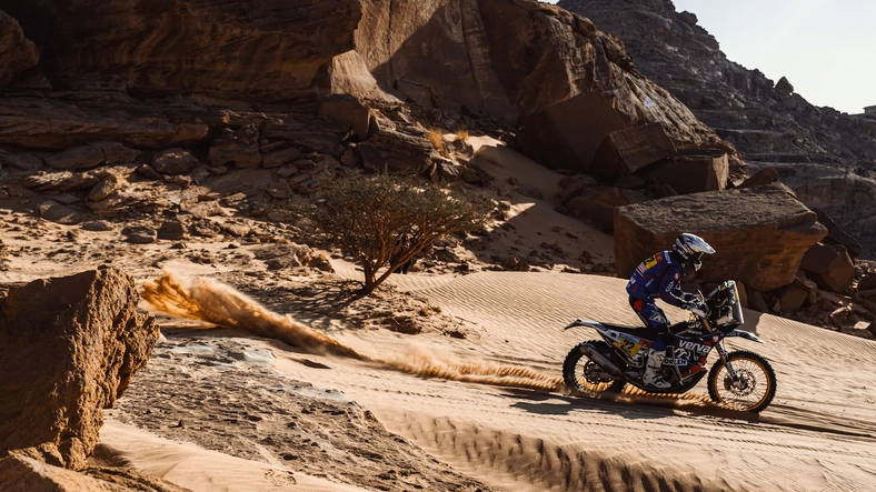 Maciej Giemza w tegorocznym Dakarze ścigał się na tym samym motocyklu co przed rokiem. Jest to zmodyfikowana Husqvarna FR 450 Rally, wyposażona w 1-cylindrowy, 4-suwowy silnik o pojemności 449,3 cm3. Lepsze osiągi jednostki napędowej i niższą masę całego pojazdu – 139 kg – zapewnia tytanowy wydech marki Akrapovič.