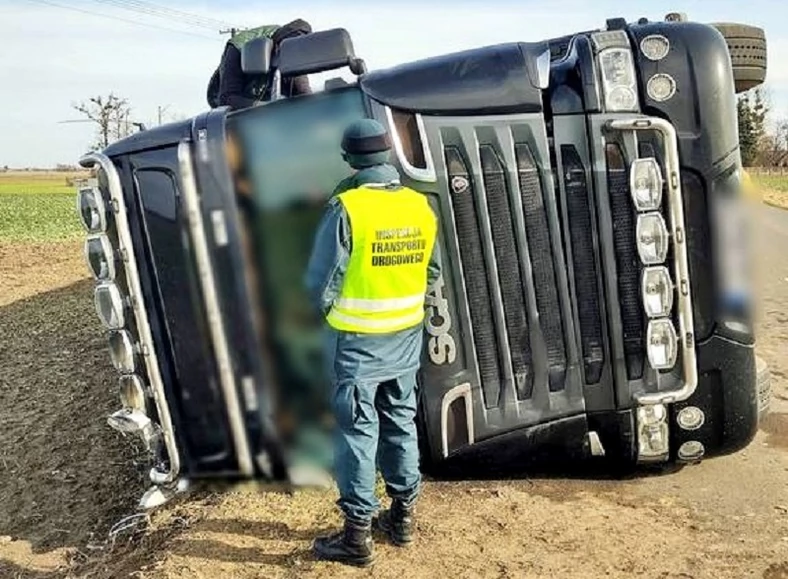 Funkcjonariusz Inspekcji Transportu Drogowego na miejscu zdarzenia