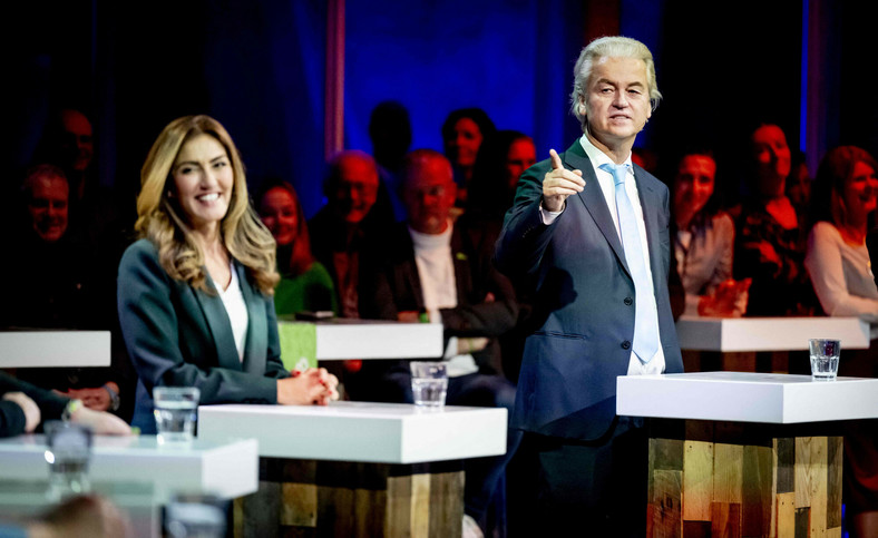 Liderka Partii Ludowej na rzecz Wolności i Demokracji (VVD) Dilan Yesilgoz i przywódca Partii Wolności (PVV) Geert Wilders podczas debaty w Eindhoven, 18 listopada 2023 r.