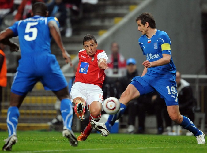 Zawodnik Sportingu Lima w potyczce z Bartoszem Bosackim i Manuelem Arboledą z Lecha