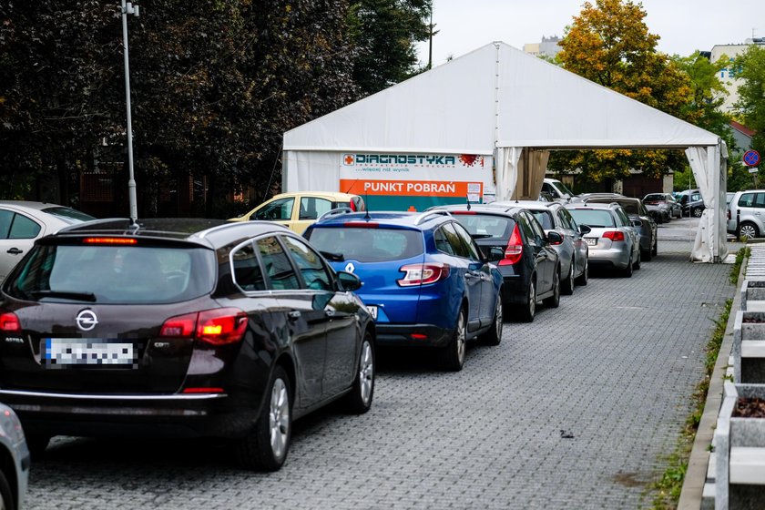 Kolejka do punktu pobrań wymazów na obecność koronawirusa