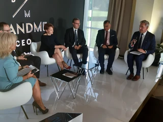 Jadwiga Emilewicz (wicepremier i minister rozwoju), Paweł Borys (prezes PFR), Marek Dietl (prezes GPW), Zbigniew Jagiełło (prezes PKO BP) rozmawiają z Pawłem Zielewskim i Beatą Mońką o odpowiedzialności liderów za biznes i całą gospodarkę