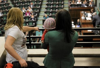 4 projekty i mało czasu. Wszyscy posłowie chcą dłuższych urlopów macierzyńskich