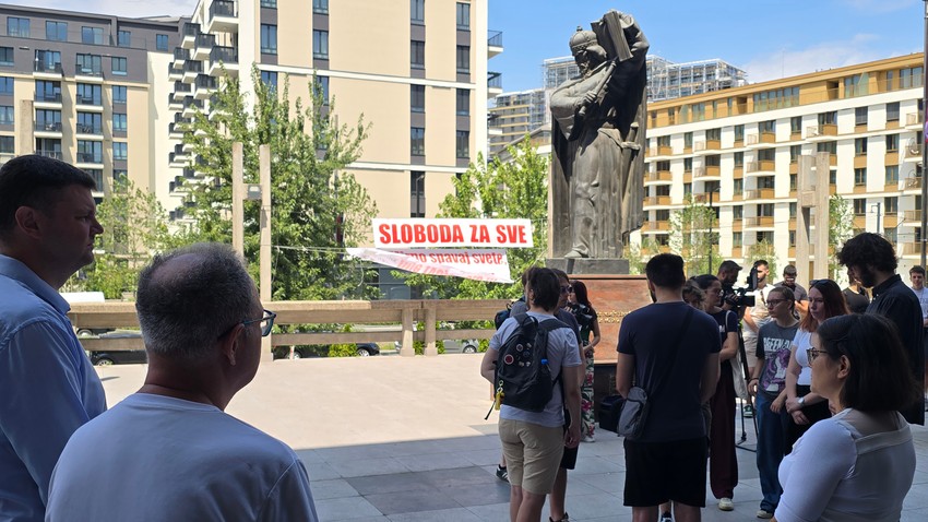 Studenti i građani okupili su se danas ispred Višeg suda u Beogradu