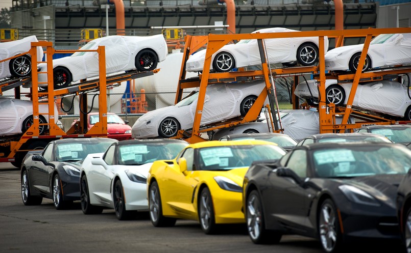 Chevrolet rozpoczął dostawy nowego modelu corvette stingray coupe 2014 do salonów dilerskich w USA. Fabryka w Bowling Green wyprodukowała około 1000 sztuk tego modelu - auta trafią do indywidualnych odbiorców...