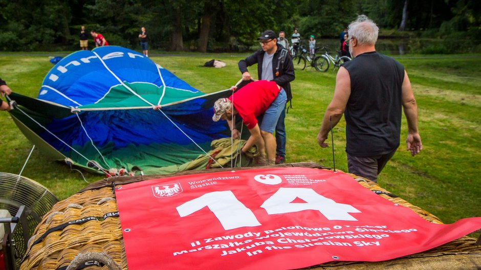 II Zawody Balonowe "In The Silesian Sky" - start balonów świtem z pszczyńskiego parku zamkowego - 25.06.2022 r. - autor: Andrzej Grynpeter