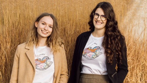 Ünnepi ajándék, amely összeköt: Anna Amélie és a Hintalovon Alapítvány karácsonyi kollekciója
