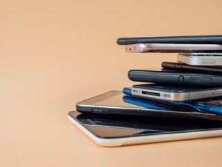 Zakaz używania smartfonów przez uczniów podstawówek i dodatkowy dzień urlopu dla rodziców. Hołownia kusi higieną cyfrową