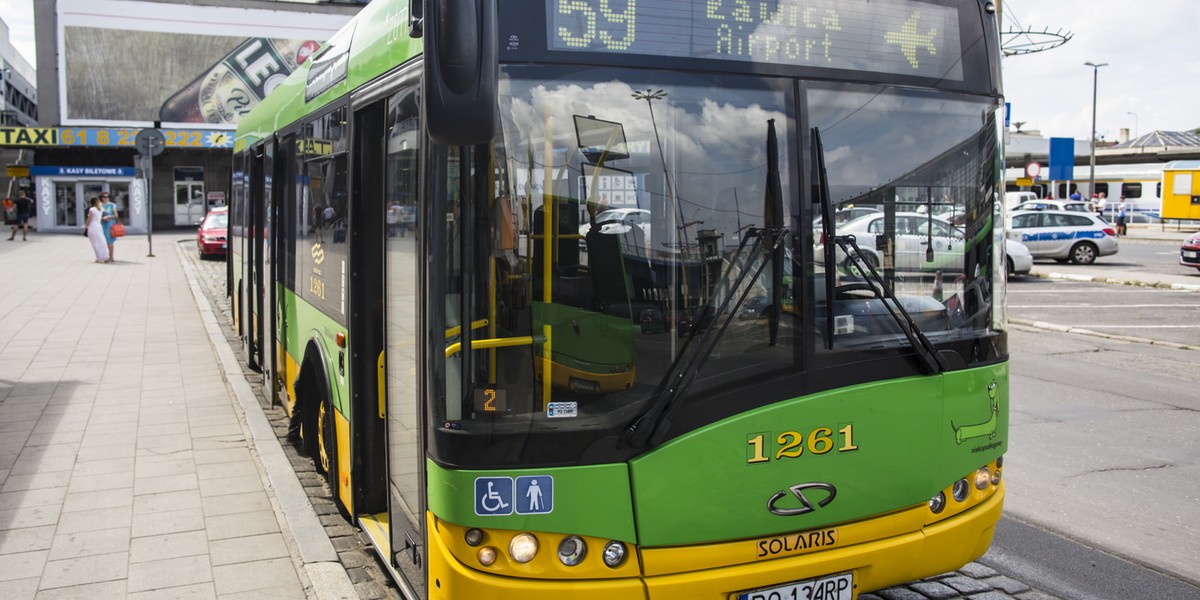 Kierowca autobusu miejskiego w Poznaniu został brutalnie pobity przez pasażerów.