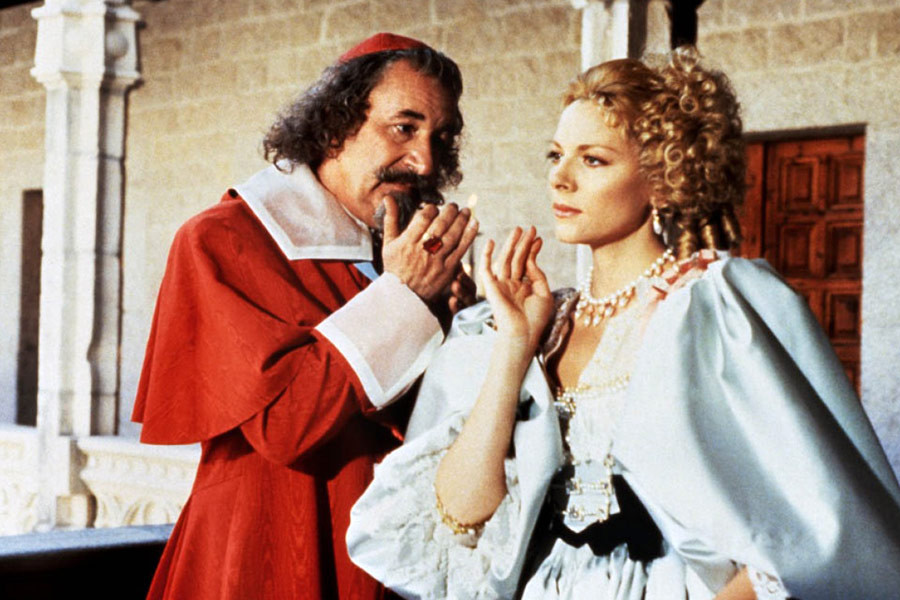 Philippe Noiret jako kardynał Juliusz Mazarini i Kim Cattrall jako Justine de Winter w filmie "Powrót muszkieterów" (1989)