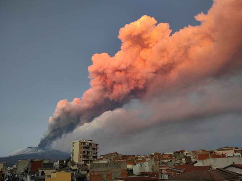 Wybuch największego wulkanu w Europie. Spektakularne zdjęcia i nagrania Etny