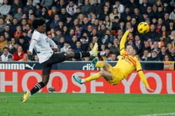 To był majstersztyk w wykonaniu Lewandowskiego, ale bramkarz nie gapa [WIDEO]