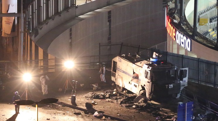 A Besiktas sta­dionja mellett robbant az autóba
rejtett hatalmas pokolgép. Óriási pusztítást végzett, főként rendőrök haltak meg /Fotó: AFP