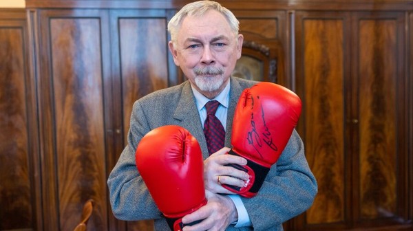 – Niech przyniosą nowemu właścicielowi szczęście i pomogą wygrać niejedną życiową walkę – tak prezydent Krakowa Jacek Majchrowski zachęca do licytacji rękawic bokserskich od Witalija Kliczki