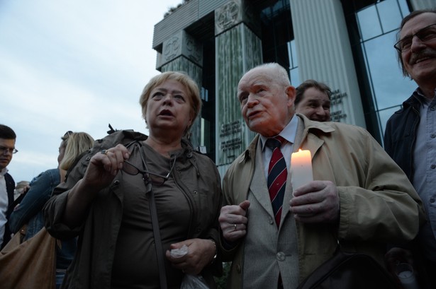 Pierwsza prezes Sądu Najwyższego Małgorzata Gersdorf oraz były pierwszy prezes Sądu Najwyższego i były przewodniczący Trybunału Stanu Adam Strzembosz przed siedzibą SN