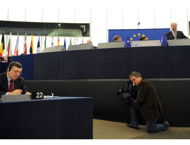 'Jeśli ktoś twierdzi, że można pogłębić integrację europejską kosztem parlamentaryzmu, to mu - tu i teraz - wypowiadam walkę' - mówił Schulz