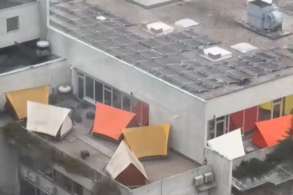 (FOTO) Noćenje u platnenom šatoru na vrhu zgrade naplaćuju 75 EVRA! Šok scena u srpskom komšiluku