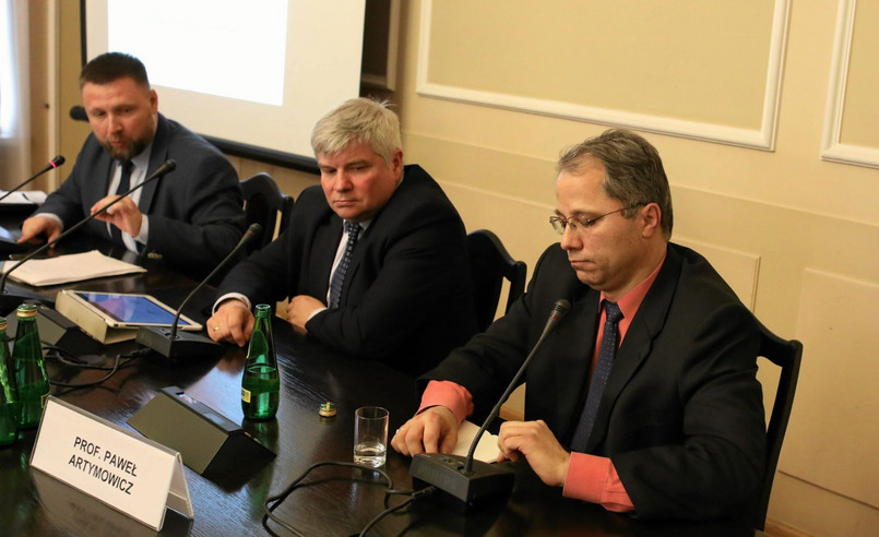 Marcin Kierwiński (PO) zarzucił na środowej konferencji prasowej, że Jaki przedstawił tylko założenia do projektu, zamiast pokazać i złożyć w Sejmie cały projekt ustawy.