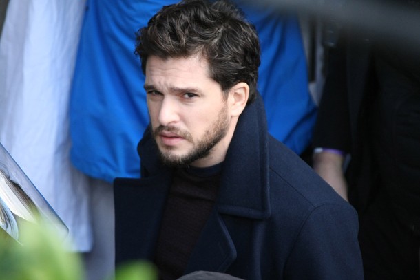 Kit Harrington na planie ,,Nowoczesnej miłości w Irlandii