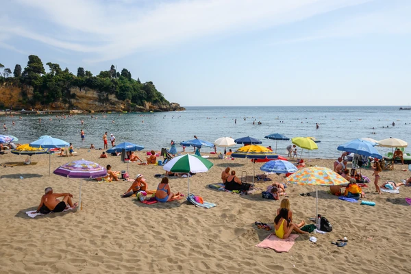 "VERNICA I BLUDNICA" Slika žene sa plaže u Crnoj Gori RAZBESNELA JAVNOST, komentarima nema kraja: "Pored nje je isto kao da si u MANASTIRU"