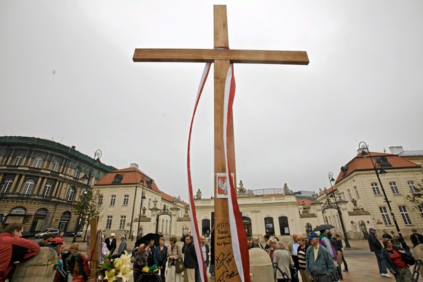 Krzyż pod Pałacem Prezydenckim, poświęcony ofiarom katatstrofy smoleńskiej