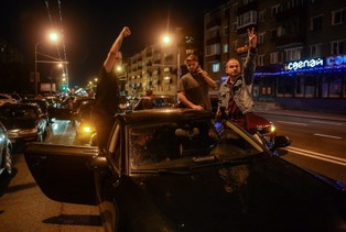 Zamieszki na Białorusi. Media: W Mińsku pojawiły się pojazdy do burzenia barykad