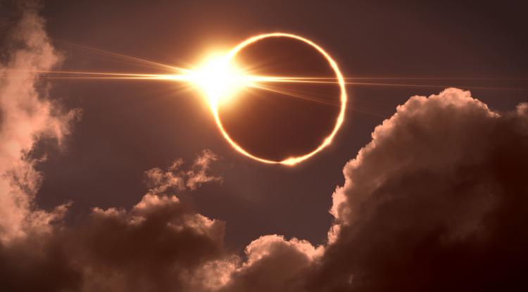 Különleges élményben lehet részed a holnapi napfogyatkozáson, ha piros ruhában leszel Fotó: Getty Images