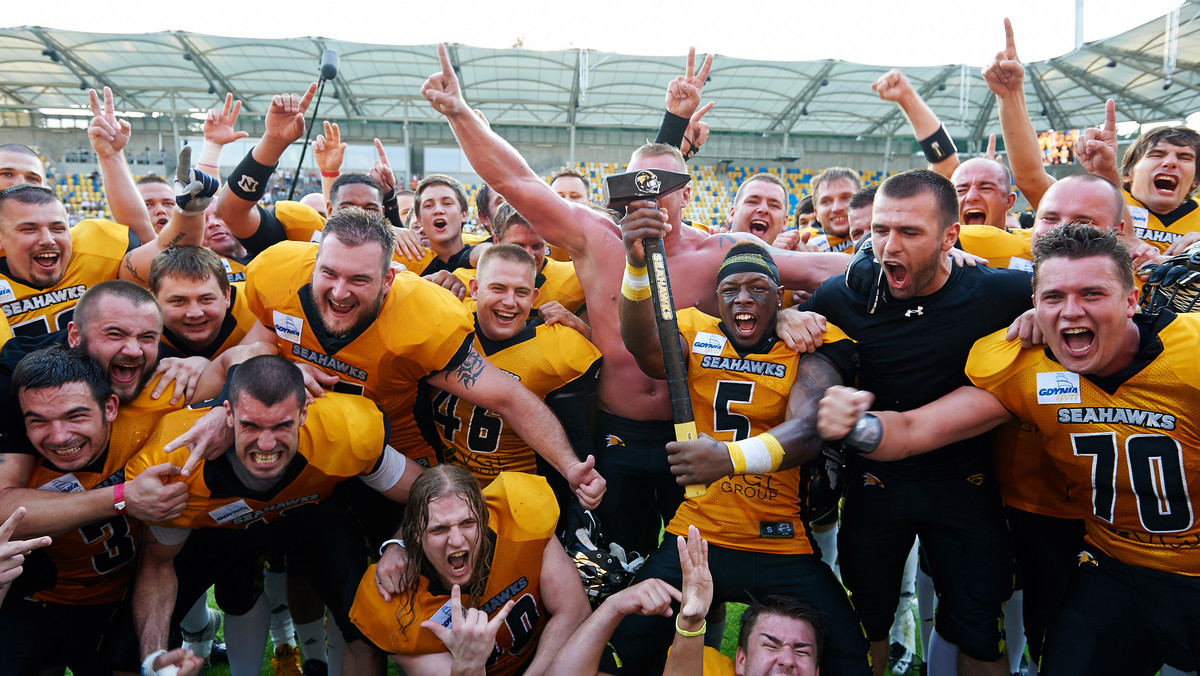 Zawodnicy Seahawks zostali mistrzami Polski w futbolu amerykańskim. W SuperFinale Topligi gdynianie pokonali u siebie Panthers Wrocław 41:32 (0:0, 7:6, 21:6, 13:20).