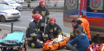 Groźny wypadek w centrum Wrocławia. Pirat drogowy zawisł na torach