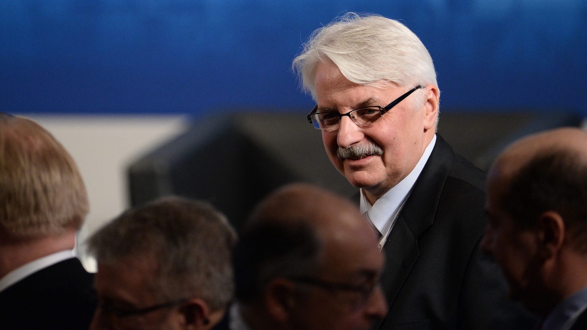 Szef polskiej dyplomacji Witold Waszczykowski zapowiedział, że w najbliższym czasie uda się na Białoruś. Dodał, że Polska popiera zniesienie przez UE sankcji wizowych i finansowych wobec Białorusi.