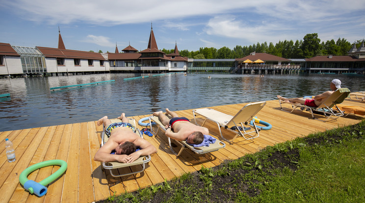 Kinyitott a hévízi tófürdő is. Fotó: MTI/Varga György 