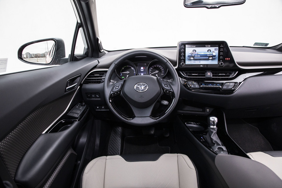 Toyota CHR 2.0 Hybrid Dynamic Force dynamiczny, nie