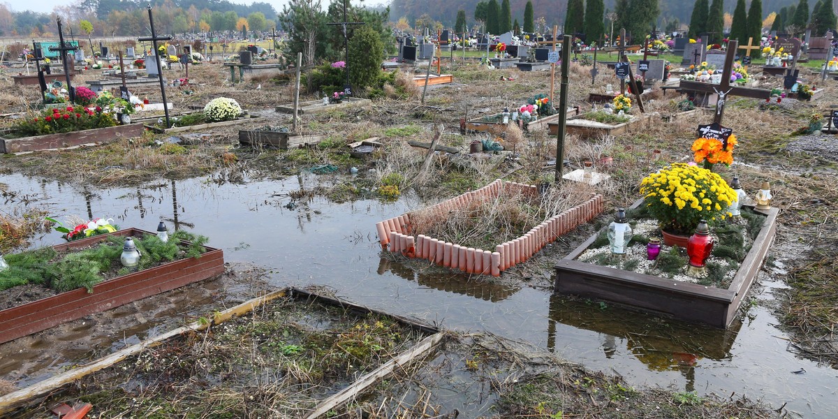 W Gadce Starej na cmentarzu po ulewach groby toną w wodzie