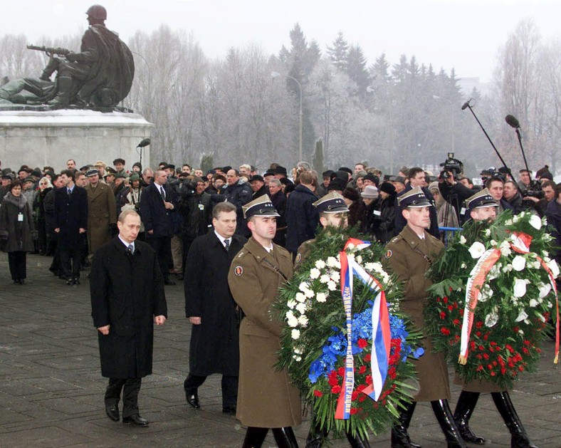 Władimir Putin i Aleksander Kwaśniewski uczestniczący w ceremonii składania wieńców pod pomnikiem żołnierzy radzieckich w Warszawie, 17 stycznia 2002 r.