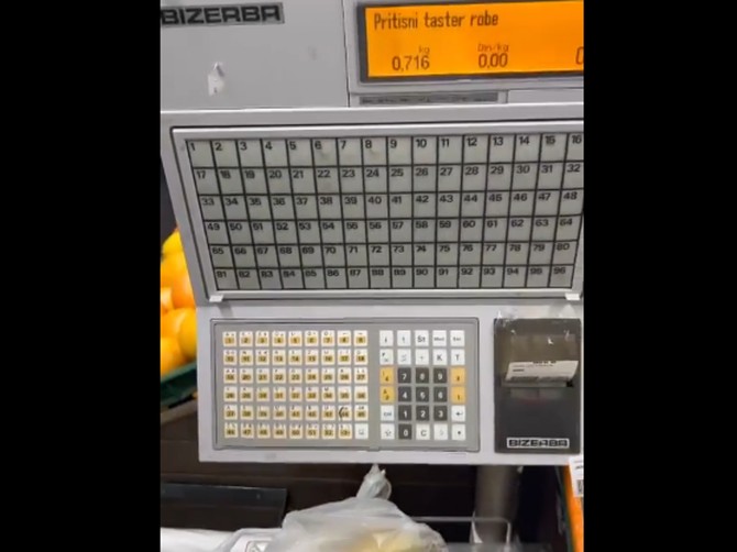 Poznati supermarket potkrada svoje mušterije pomoću providne plastike na digitalnoj vagi