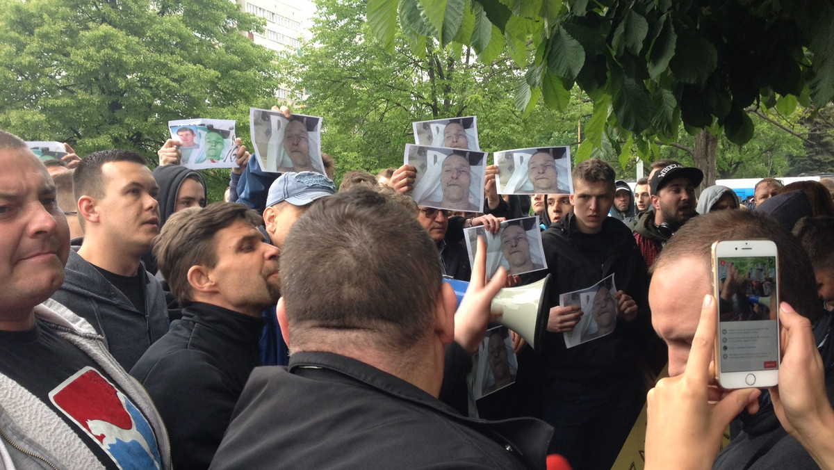 Policjanci, którzy przed rokiem uczestniczyli w zatrzymaniu Igora Stachowiaka na Rynku we Wrocławiu usłyszeli zarzut fizycznego i psychicznego znęcania się nad osobą pozbawioną wolności. Te informacje potwierdziła rzeczniczka Prokuratury Krajowej prok. Ewa Bialik.