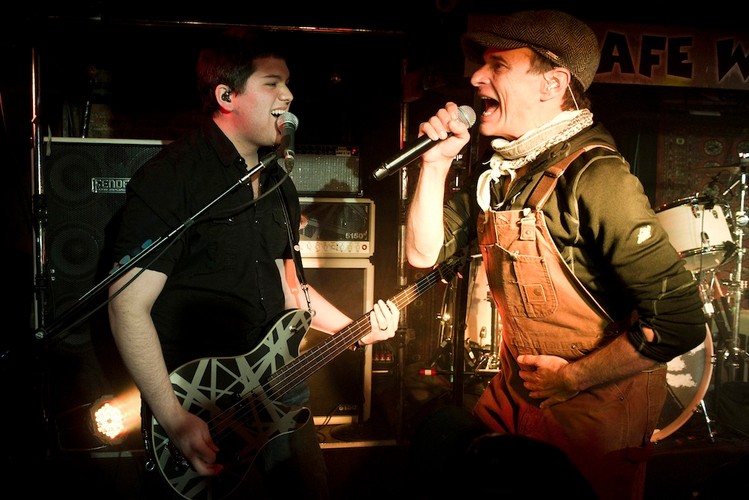 4. Van Halen –  20 milinów dolarów